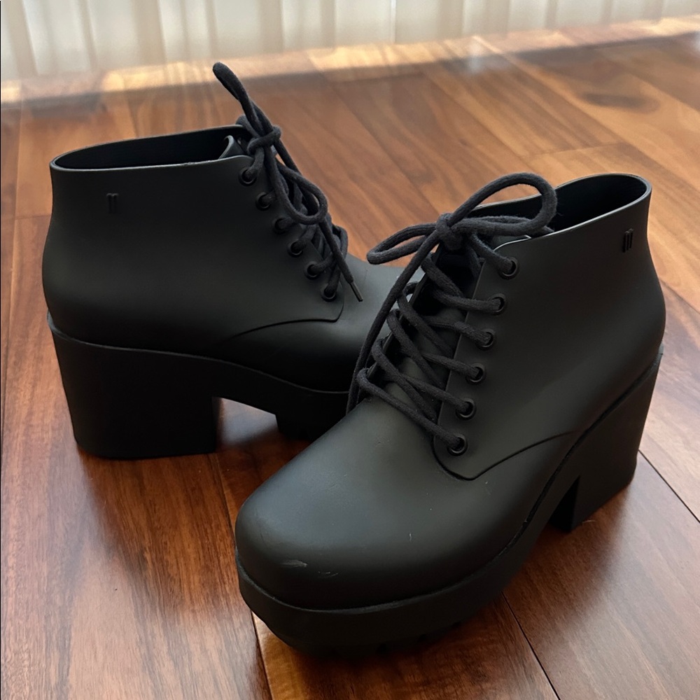 MELISSA STELLAR BLACK PLATFORM LUG SOLE JELLY ANKLE BOOTIE SIZE 8